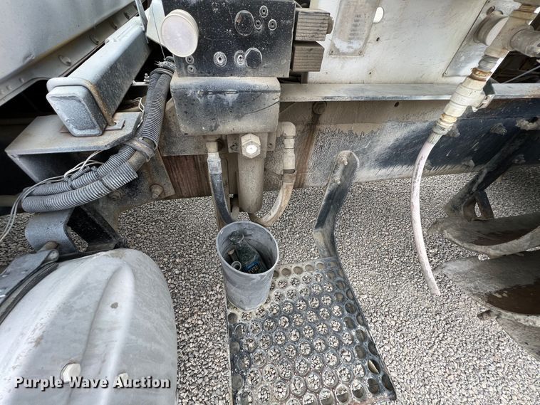 image for item IA9108 1999 Mack RD600  ready mix truck