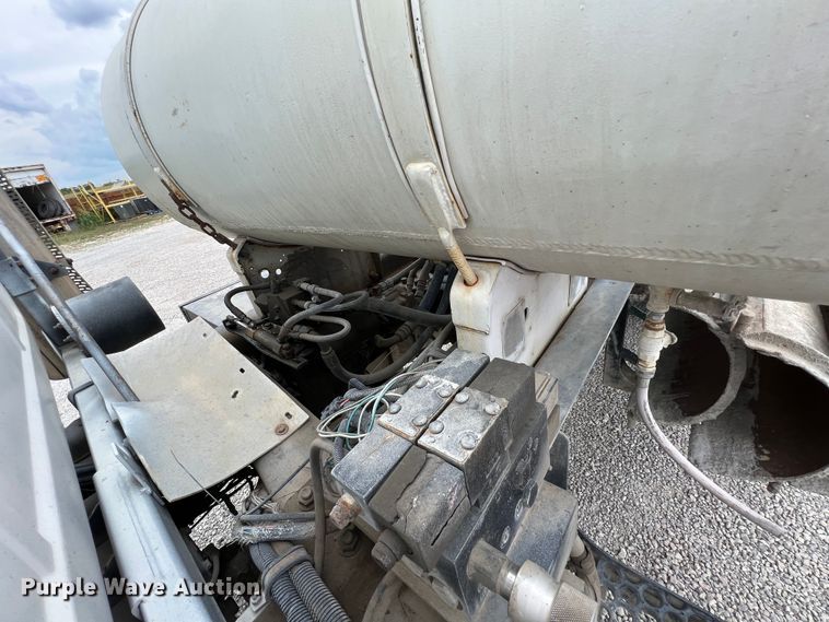 image for item IA9108 1999 Mack RD600  ready mix truck