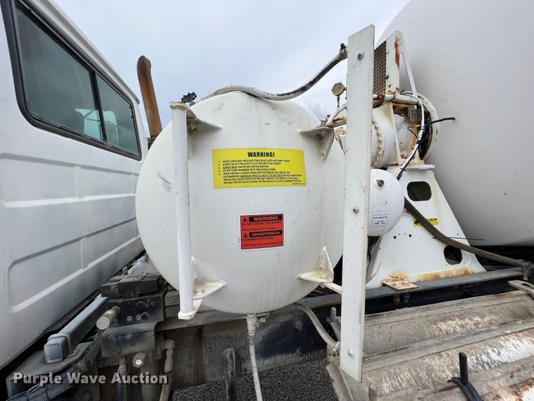 image for item IA9108 1999 Mack RD600  ready mix truck