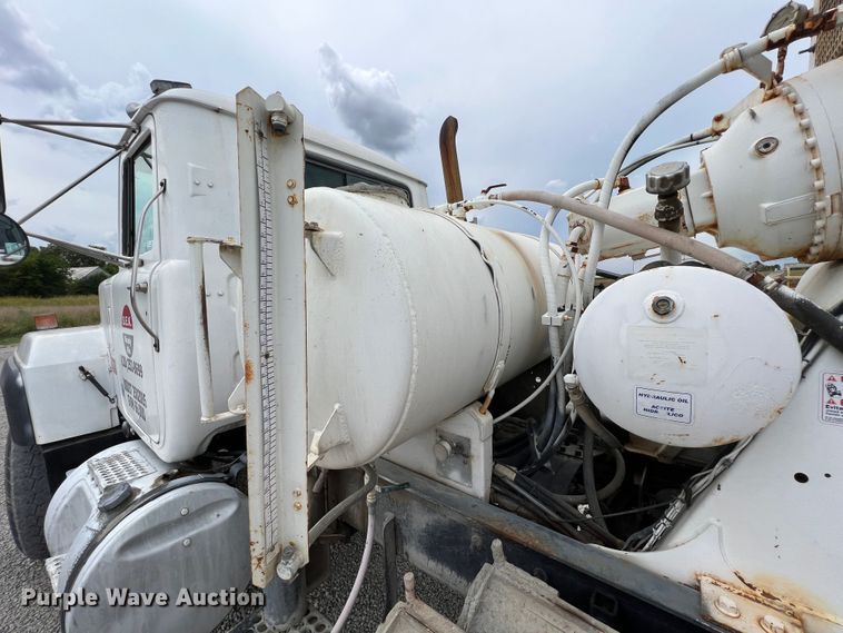 image for item IA9108 1999 Mack RD600  ready mix truck