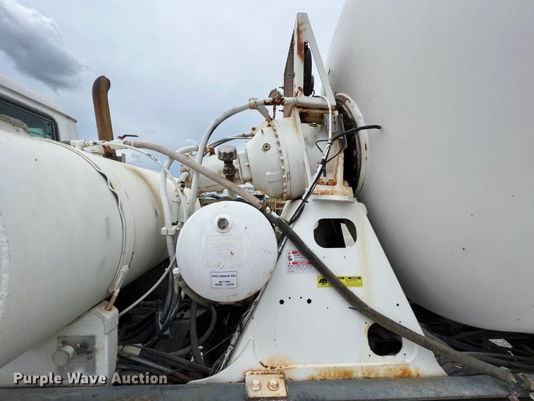 image for item IA9108 1999 Mack RD600  ready mix truck