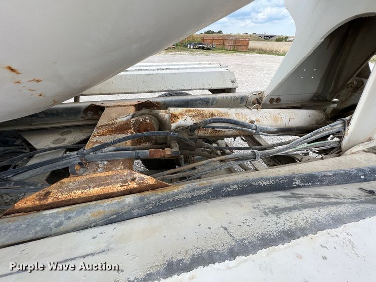 image for item IA9108 1999 Mack RD600  ready mix truck