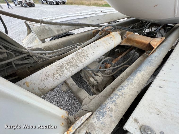 image for item IA9108 1999 Mack RD600  ready mix truck