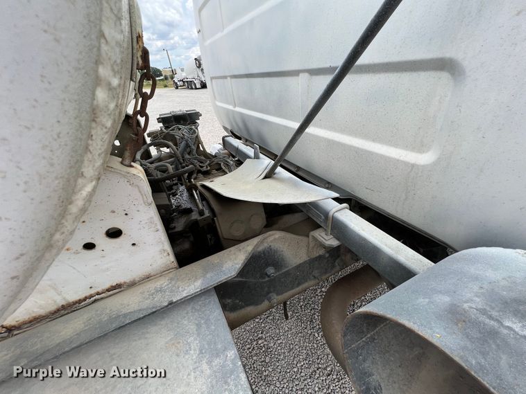 image for item IA9108 1999 Mack RD600  ready mix truck