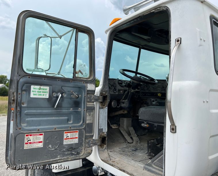 image for item IA9108 1999 Mack RD600  ready mix truck