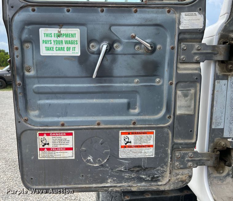 image for item IA9108 1999 Mack RD600  ready mix truck