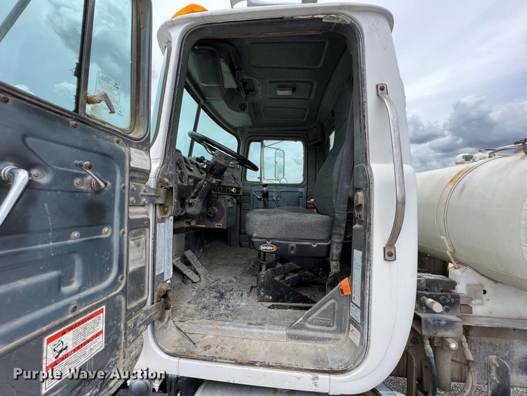 image for item IA9108 1999 Mack RD600  ready mix truck