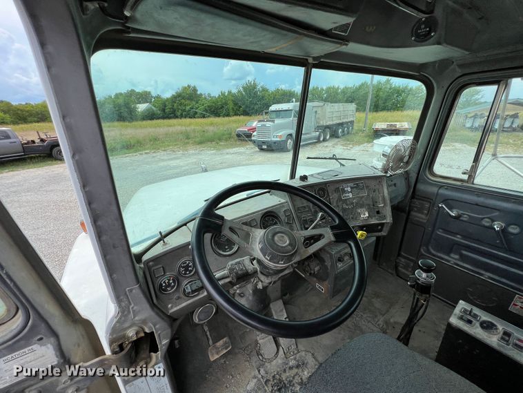 image for item IA9108 1999 Mack RD600  ready mix truck