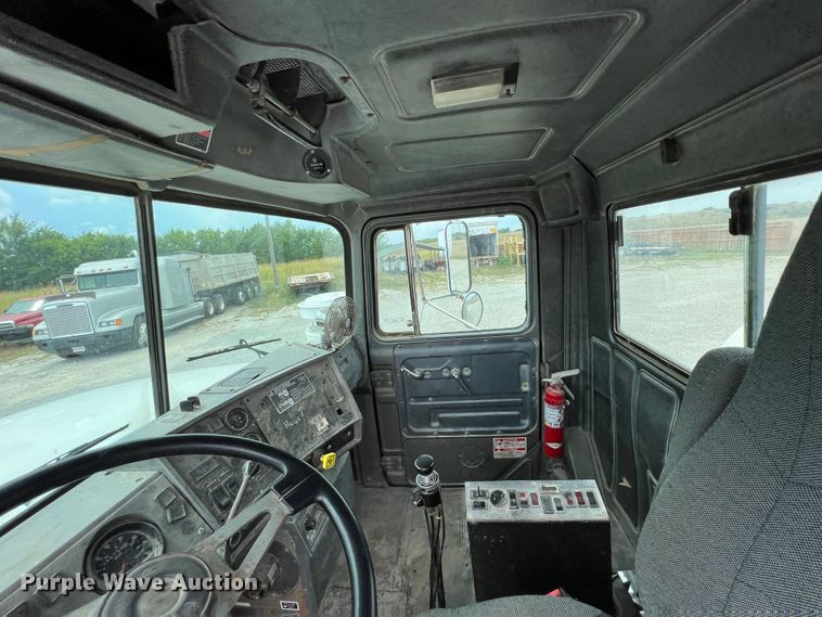 image for item IA9108 1999 Mack RD600  ready mix truck