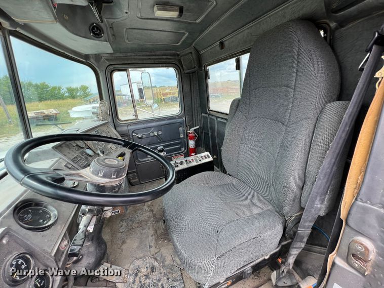 image for item IA9108 1999 Mack RD600  ready mix truck