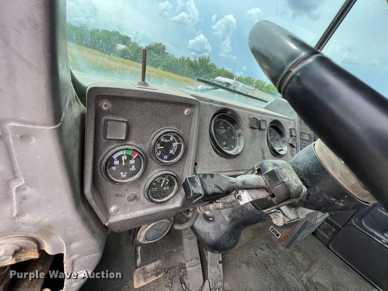 image for item IA9108 1999 Mack RD600  ready mix truck