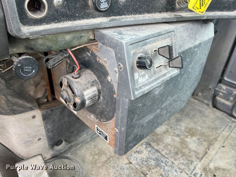 image for item IA9108 1999 Mack RD600  ready mix truck