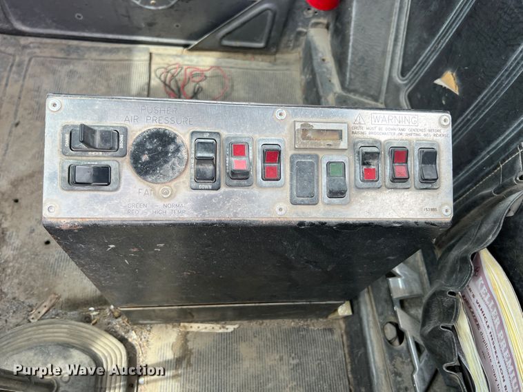 image for item IA9108 1999 Mack RD600  ready mix truck