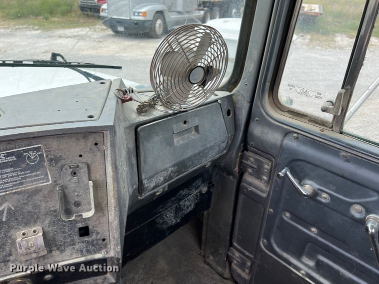 image for item IA9108 1999 Mack RD600  ready mix truck