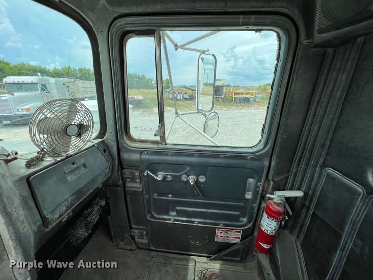 image for item IA9108 1999 Mack RD600  ready mix truck