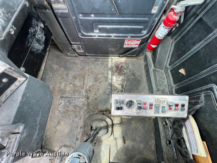 image for item IA9108 1999 Mack RD600  ready mix truck