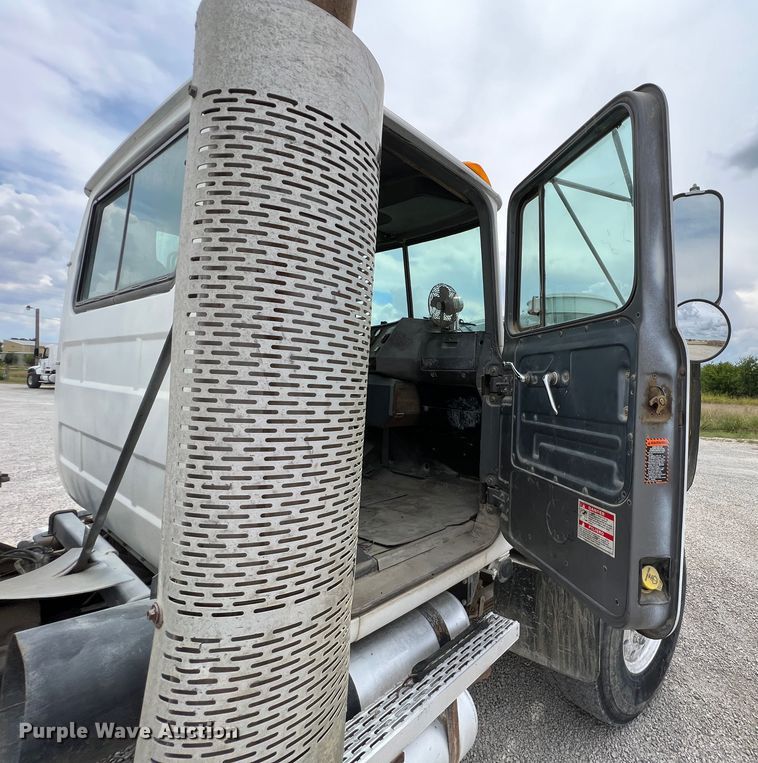 image for item IA9108 1999 Mack RD600  ready mix truck