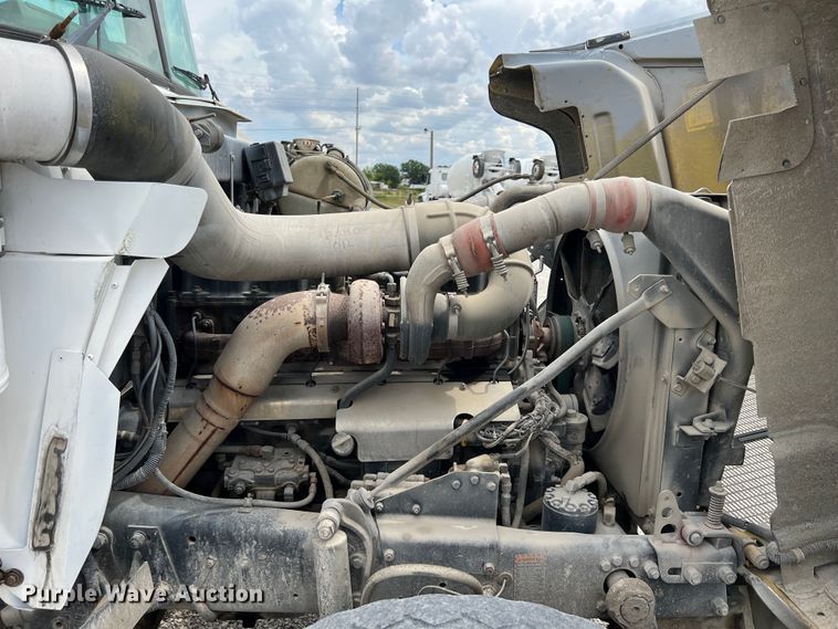 image for item IA9108 1999 Mack RD600  ready mix truck