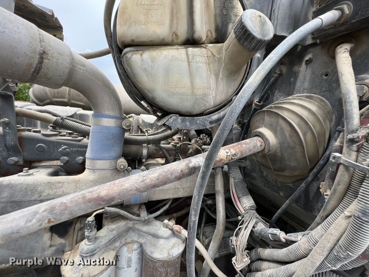 image for item IA9108 1999 Mack RD600  ready mix truck