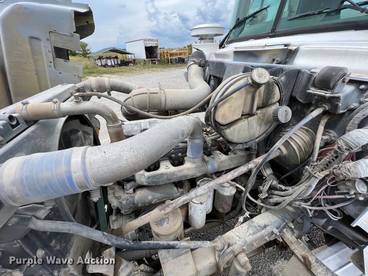 image for item IA9108 1999 Mack RD600  ready mix truck