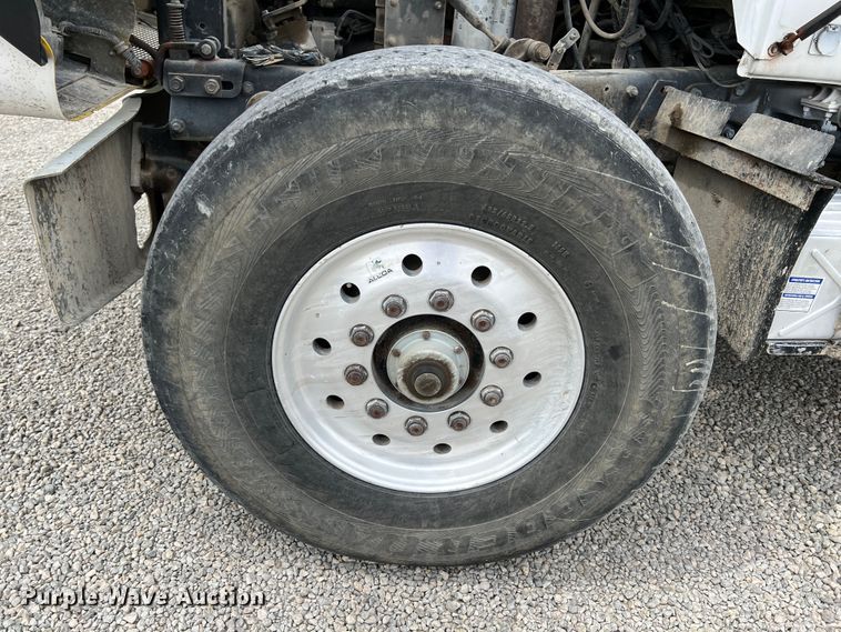 image for item IA9108 1999 Mack RD600  ready mix truck