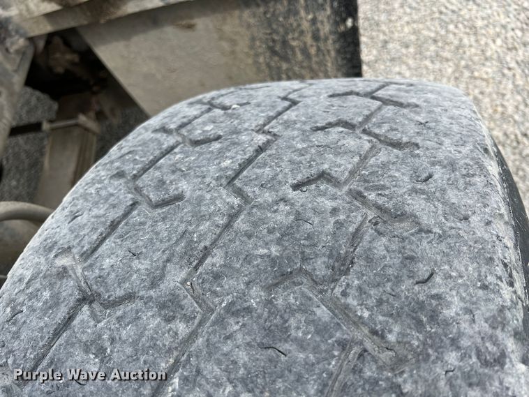 image for item IA9108 1999 Mack RD600  ready mix truck