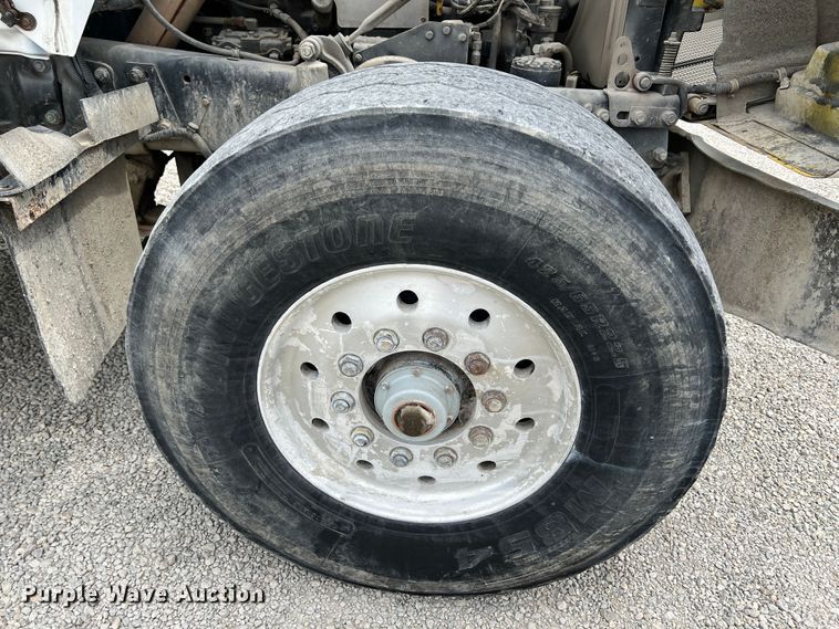 image for item IA9108 1999 Mack RD600  ready mix truck