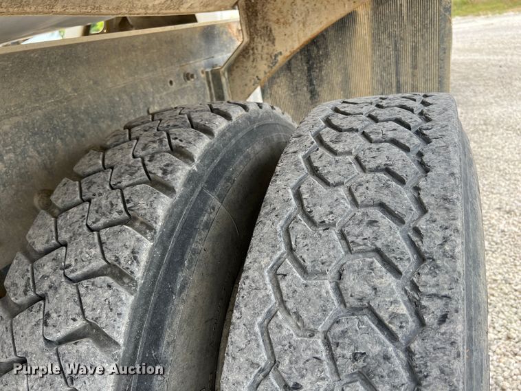 image for item IA9108 1999 Mack RD600  ready mix truck