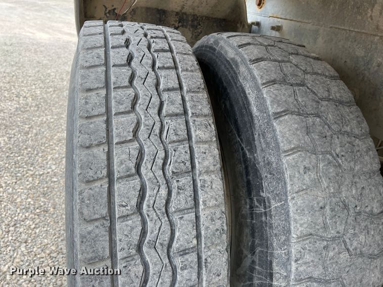 image for item IA9108 1999 Mack RD600  ready mix truck