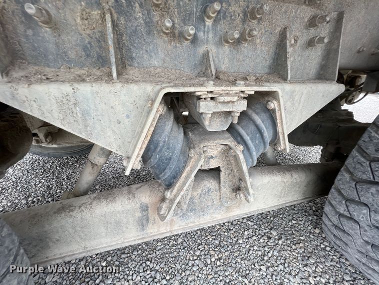 image for item IA9108 1999 Mack RD600  ready mix truck