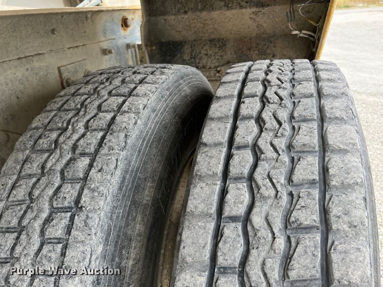 image for item IA9108 1999 Mack RD600  ready mix truck