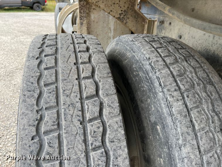 image for item IA9108 1999 Mack RD600  ready mix truck