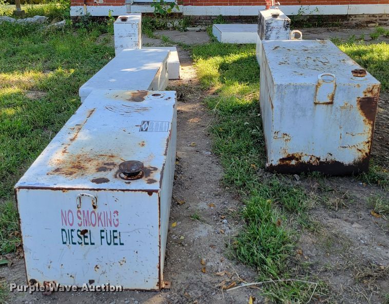 image for item JZ9173 (4) fuel tanks