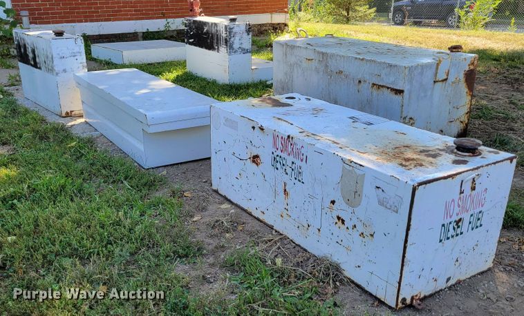 image for item JZ9173 (4) fuel tanks