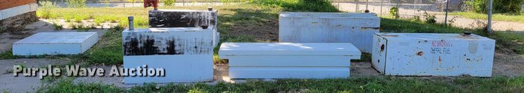 image for item JZ9173 (4) fuel tanks