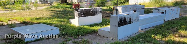 image for item JZ9173 (4) fuel tanks