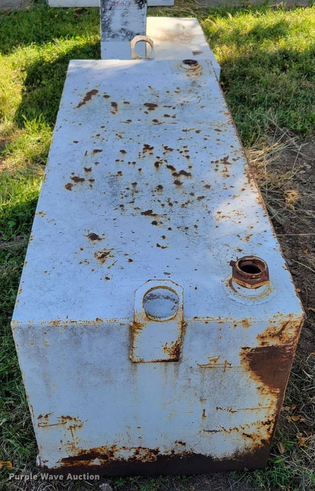 image for item JZ9173 (4) fuel tanks