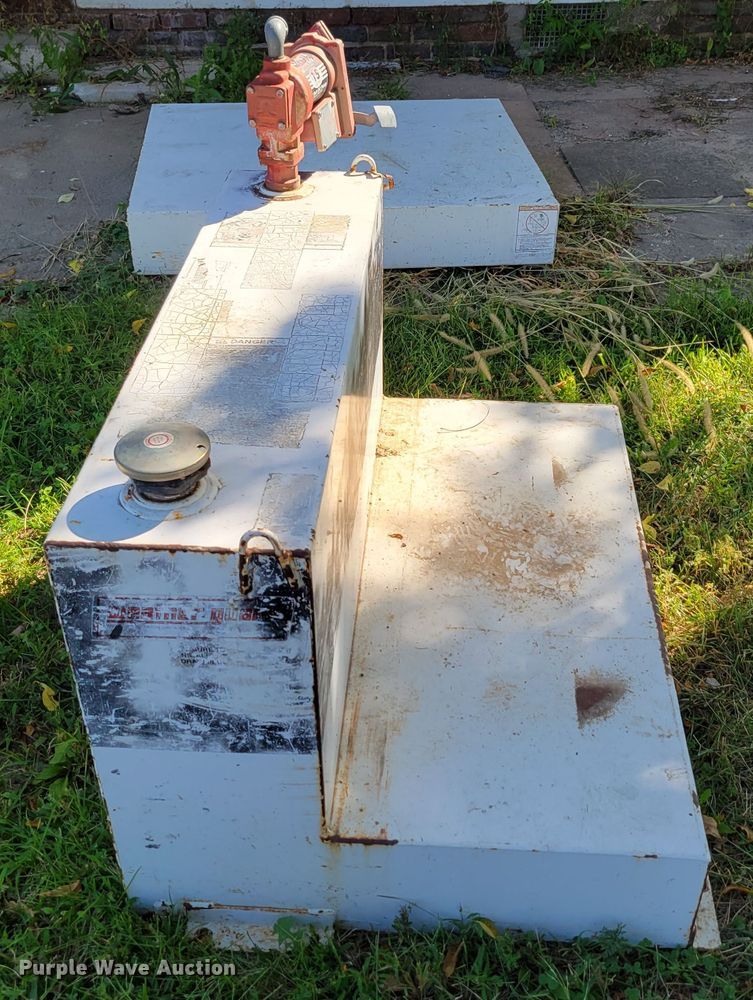 image for item JZ9173 (4) fuel tanks