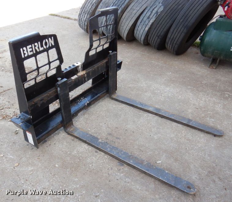 image for item KF9523 2015 Takeuchi TL8  tracked skid steer loader