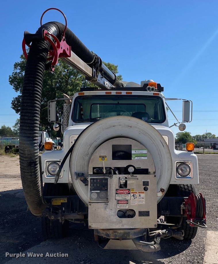 image for item KF9546 2002 International 2554  sewer jetter truck