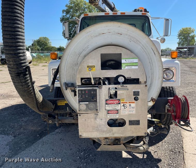 image for item KF9546 2002 International 2554  sewer jetter truck