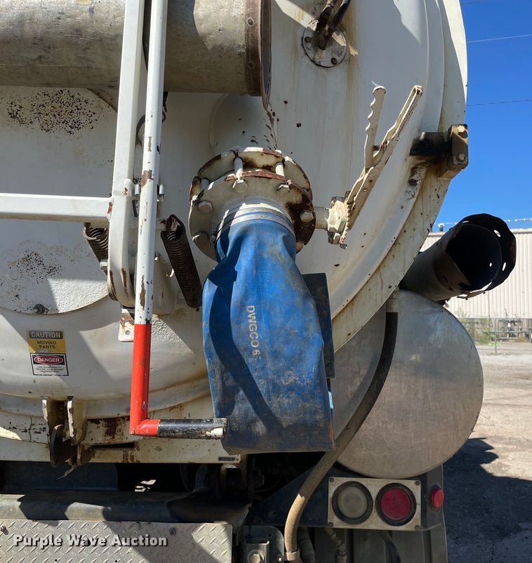 image for item KF9546 2002 International 2554  sewer jetter truck