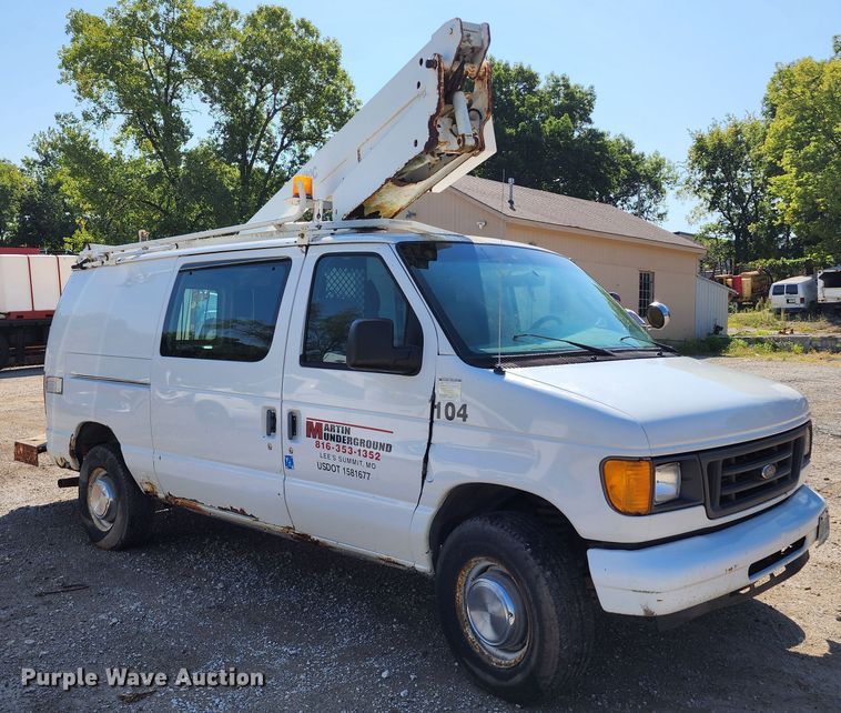2004 Ford E350 Super Duty van with bucket lift in Raytown, MO Item