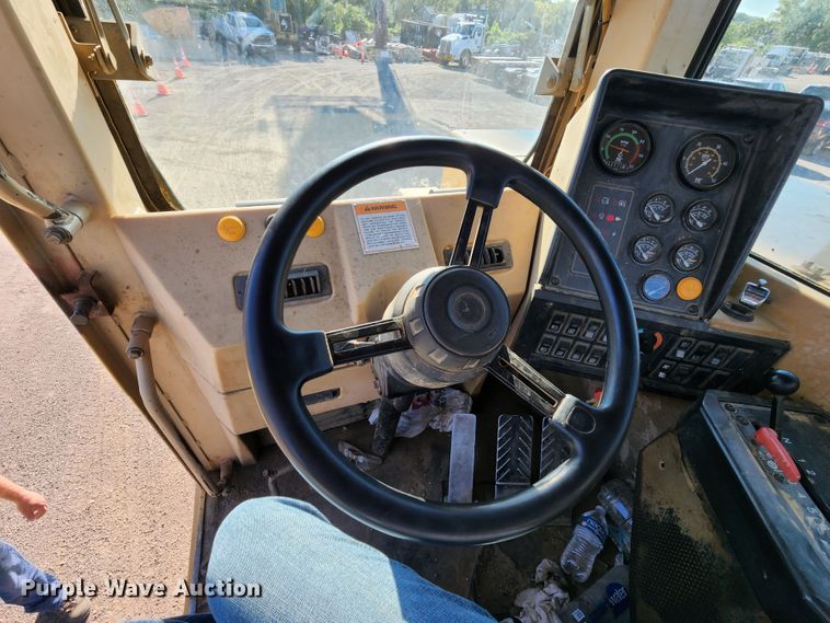 image for item KT9897 1998 Caterpillar 627F  conventional scraper