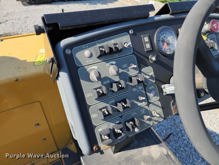 image for item KT9899 2014 Caterpillar AP1055E  paver