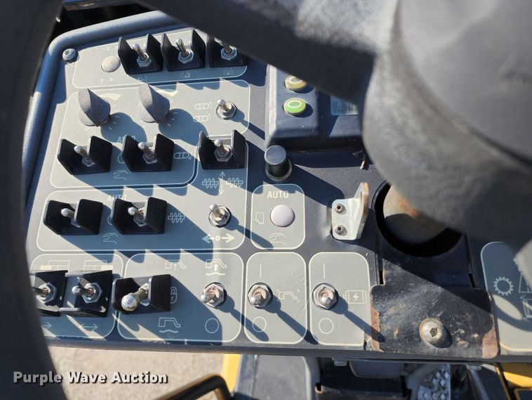 image for item KT9899 2014 Caterpillar AP1055E  paver