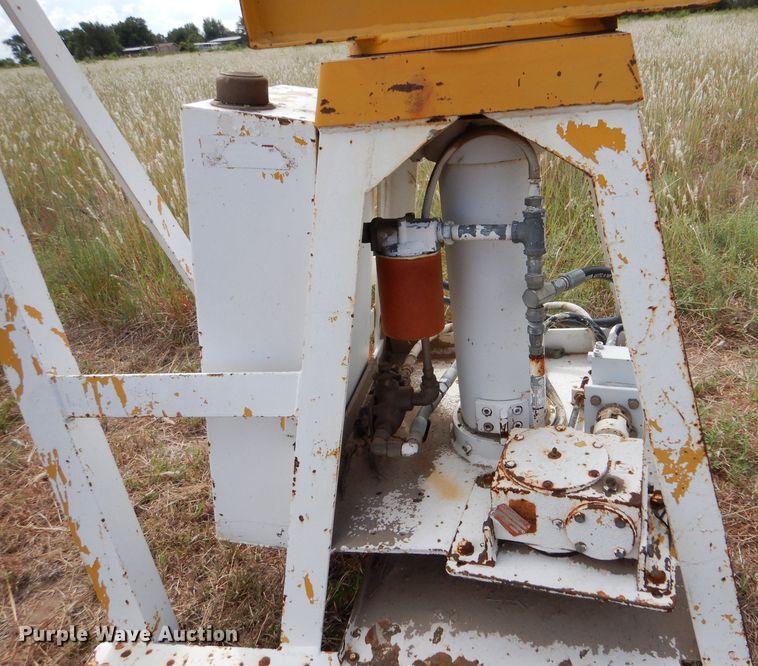 image for item LB9920 1985 Versalift SHV-28-BI  boom