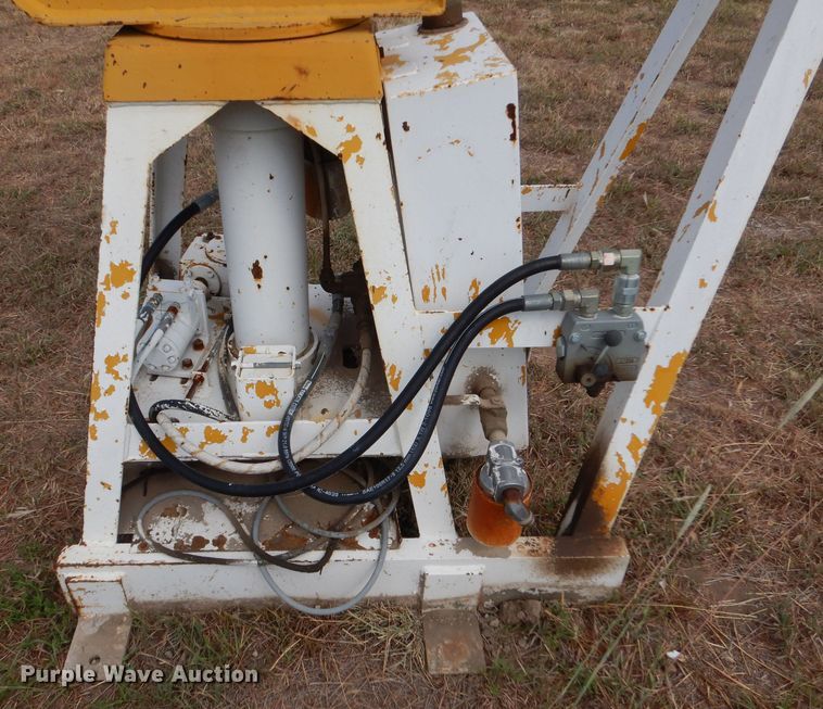 image for item LB9920 1985 Versalift SHV-28-BI  boom