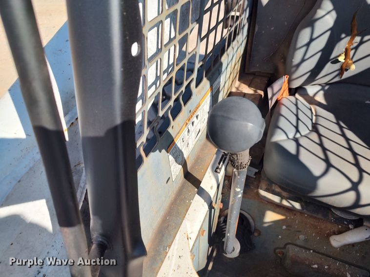 image for item LK9223 2005 Bobcat S300  skid steer loader