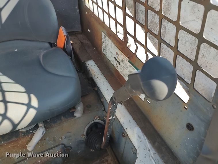 image for item LK9223 2005 Bobcat S300  skid steer loader